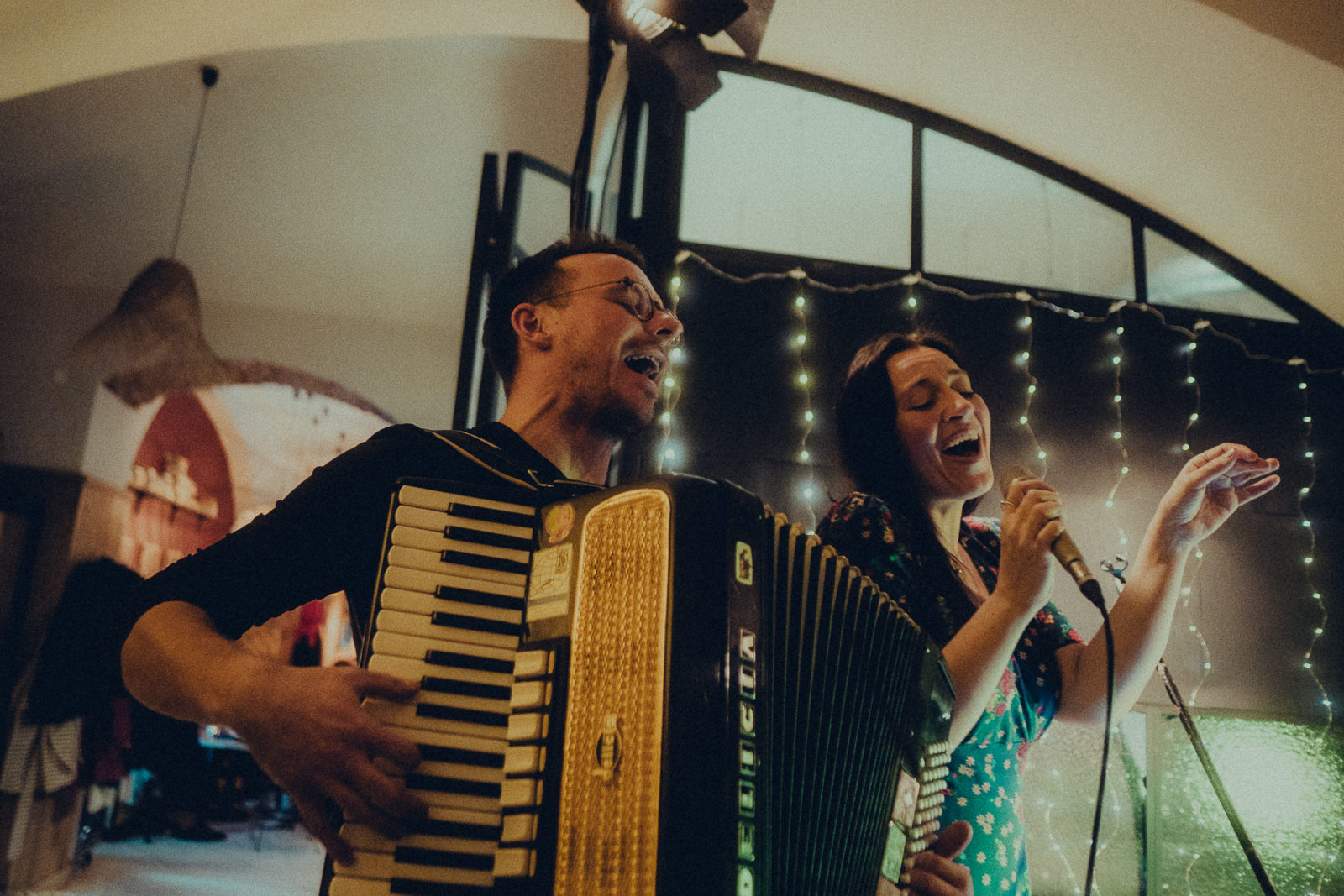 Katarína Koščová a Daniel Špiner spievajú a hrajú počas svojho koncertu