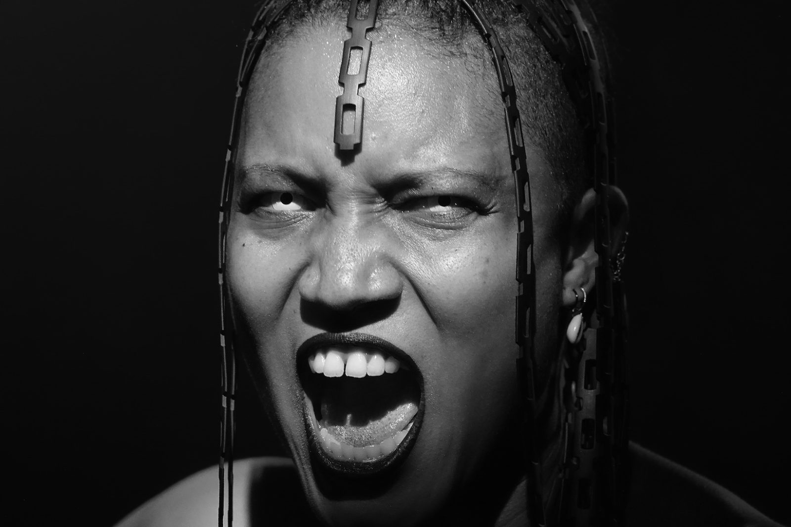 Hudobníčka PÖ v expresívnej póze