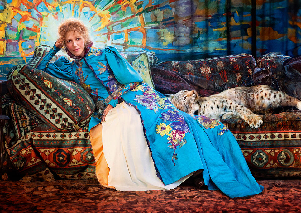 Sarah Bernhardt ležiaca na luxusnom gauči spolu s leopardom