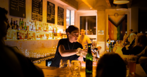 Skrytý bar hľadá hlavného*ú barmana*ku