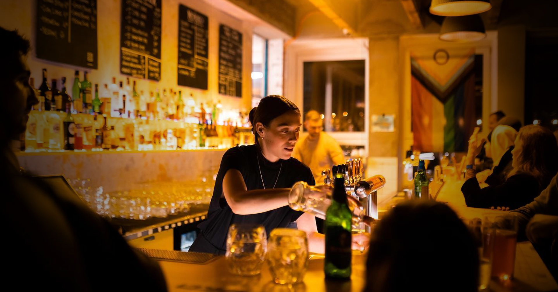 Barmanka v bare nalieva drink