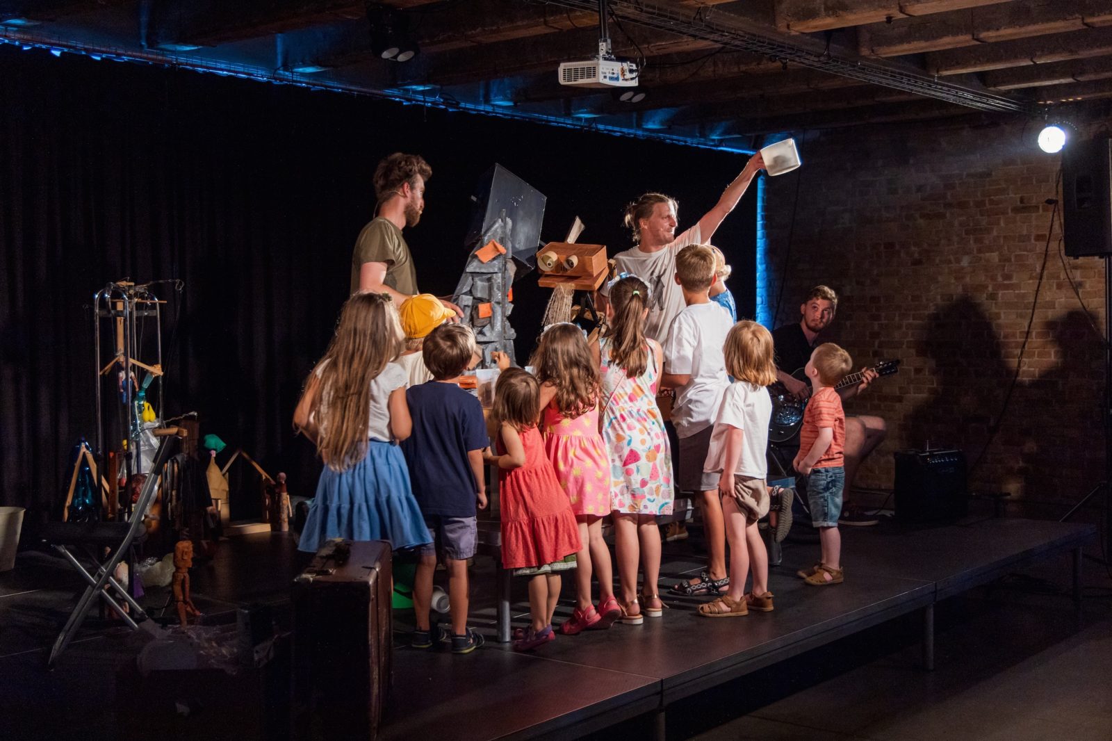 Deti v divadle obkolesujú režiséera a herca Petra Gartnera