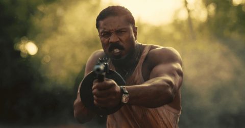 Hlavná postava filmu Hriešnici (Sinners 2025) so samopalom v ruke