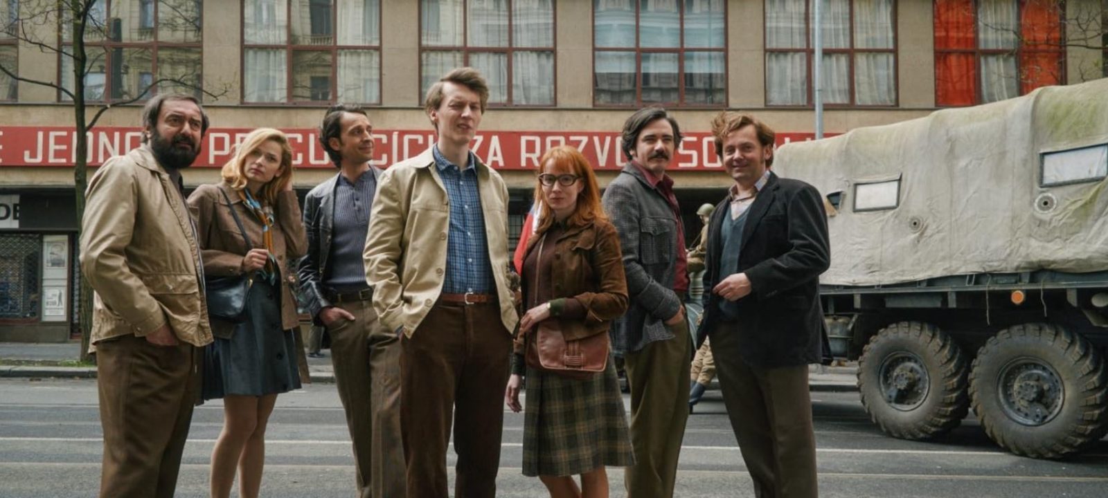 Hlavné postavy filmu Vlny stojace v rade vedľa seba