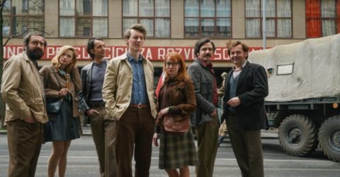 Hlavné postavy filmu Vlny stojace v rade vedľa seba