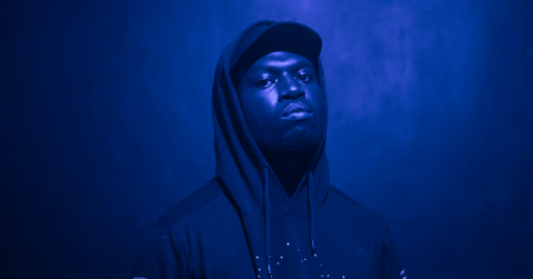 DJ Slikback odfotený spredu.