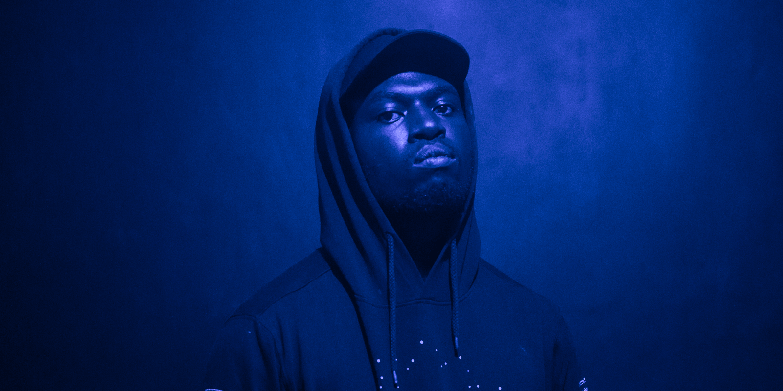 DJ Slikback odfotený spredu.