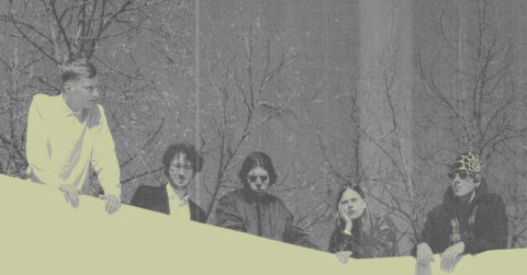 Pražská kapela Hothouse stojaca s lesom v pozadí