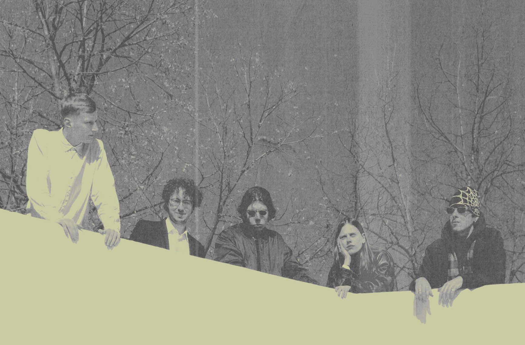 Pražská kapela Hothouse stojaca s lesom v pozadí