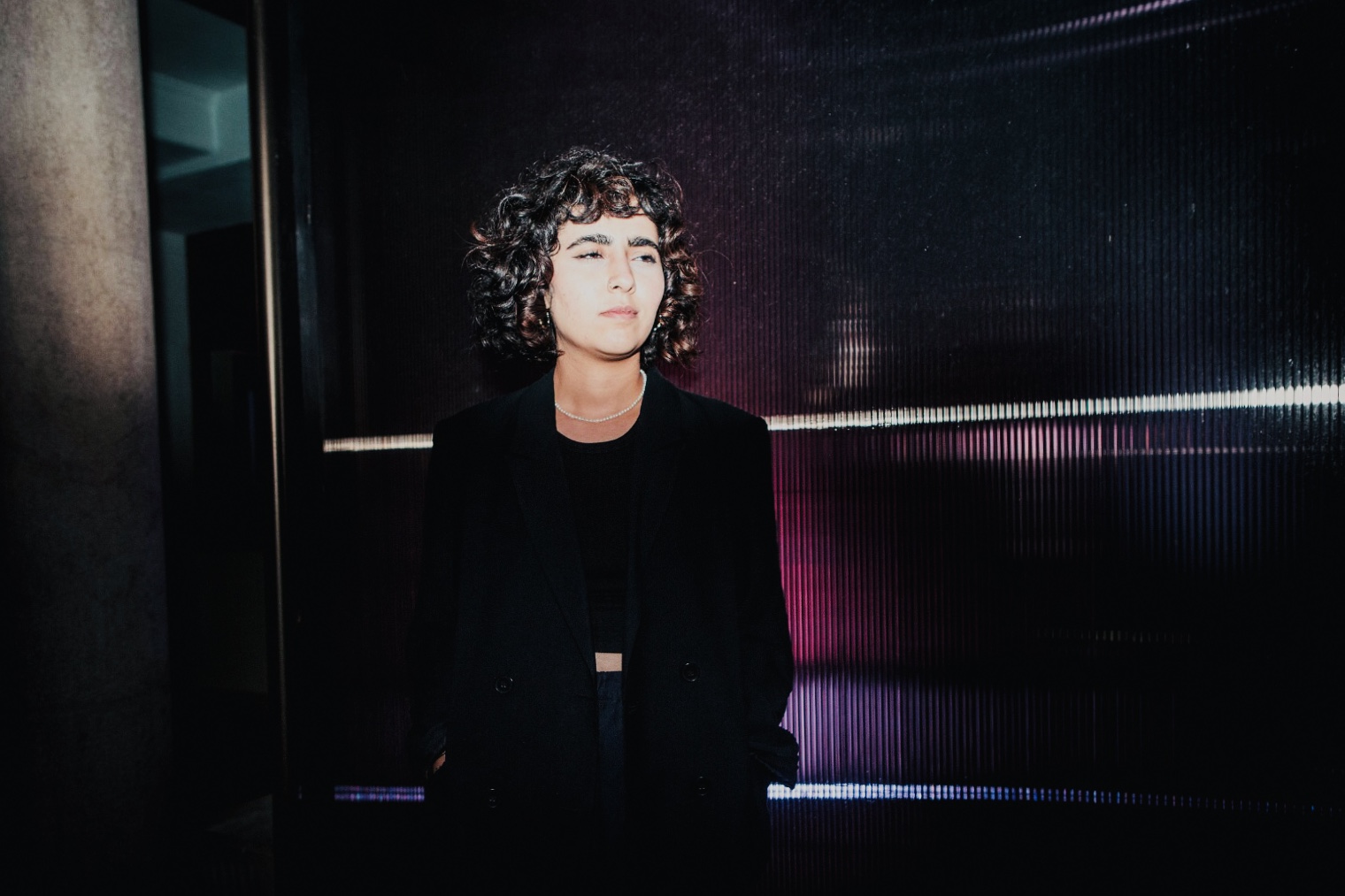 Ava Rasti z Iránu na fotke odfotená spredu.